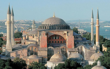 Muslim traveler menikmati matahari terbenam di depan Hagia Sophia setelah penerbangan dari Kuala Lumpur bersama Saadia Group.