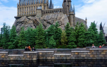 raveler Indonesia berpose di depan globe Universal Studios Japan Osaka di pagi hari.